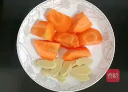 Illustration of how to make water chestnut corn and pork bone soup 3