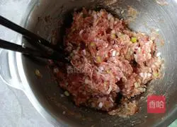 Illustration of how to make tender and juicy meat buns 7