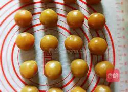 Illustration of how to make lotus paste and egg yolk mooncakes 8