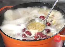 Illustration of making red date, mushroom and dolphin soup 6