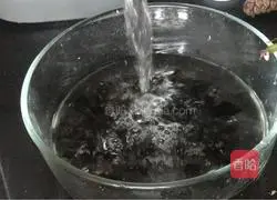 Black Illustration of how to make fungus and yam spine soup 1
