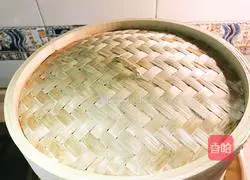 Illustration of how to make imitation banana steamed buns 14