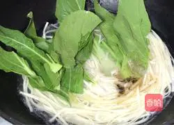 Illustration of how to make vegetable and shrimp noodle soup 4