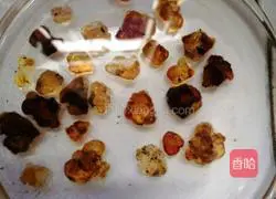 Illustration of how to make peach gum stewed papaya 1