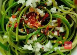 Illustration of how to make cold garlic sprouts 6