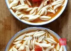 Illustration of how to make tomato sauce scissor noodles 6