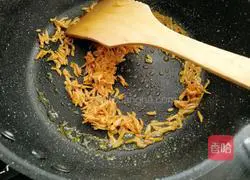 Illustration of how to make shrimp and loofah egg soup 8