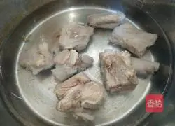 Illustration of how to make radish and pork ribs soup 3