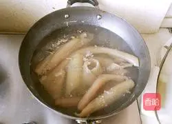 Illustration of how to mix lemon with pork rinds 5