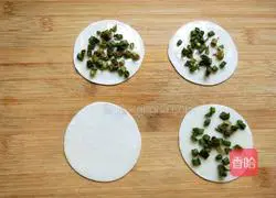 Illustration of how to make dumpling skin scallion pancakes 9