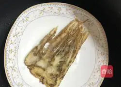 Illustration of how to make Angelica dangshen and black-bone chicken soup 3