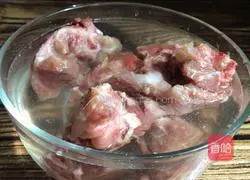 Illustration of how to make kelp and yam spine soup 1