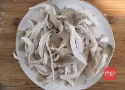 Illustration of how to make healthy mushroom and tofu soup 3