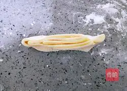 Illustration of how to make two-color flower rolls 16