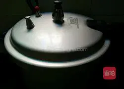 Mushroom, carrot, lotus root and pork ribs soup Practice illustration 10