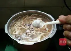 Illustration of how to make scallion-flavored sea oyster meat noodle soup 8