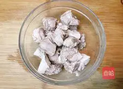 Illustration of how to make braised pork ribs with carrots, horseshoes and corn 4