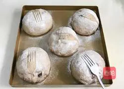 Illustration of how to make banana, walnut and rye soft oatmeal 14