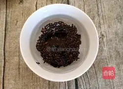Illustration of how to make nourishing longan, red dates and black rice soup 2
