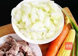 Illustration of how to make sweet corn braised pork ribs 1