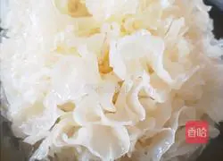 Illustration of how to fish white fungus with fruit 7