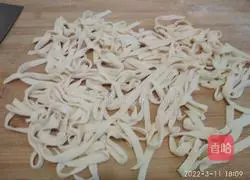 Illustration of how to make hand-made rapeseed and egg noodles 4