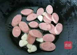 Illustration of how to make fried sausage with green pepper 4