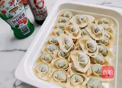 Illustration of how to make large wontons with vegetarian filling 9