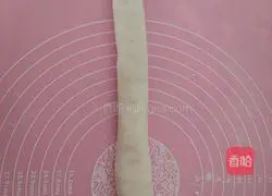 Illustration of how to make leek and egg pie 10