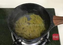 Illustration of how to make bacon and green pepper pasta 4