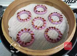 Illustration of how to make purple potato and red date donuts 11