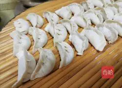 Illustration of how to make fresh meat prawn dumplings 20