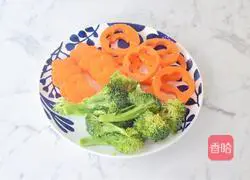 Illustration of making steak covered with pasta 2