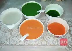 Illustration of how to make three-color pig skin jelly 9