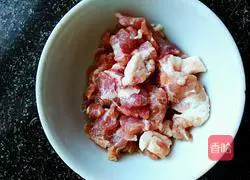 Illustration of how to make mushroom meat soup 2