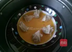 Illustration of how to make egg-filled wontons 6