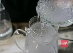 Illustration of how to stew snow swallow with red dates and wolfberry 4