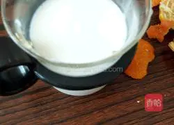 Illustration of how to make orange milk 3