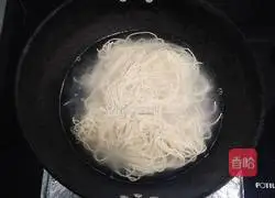 Illustration of how to make noodles with scallion oil 3