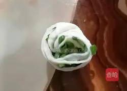 Illustration of how to make scallion pancakes 16