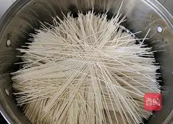 Illustration of how to make steamed noodles with pork ribs and radish 2