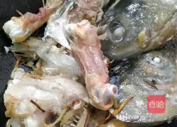 Illustration of how to make fragrant fish head soup 7