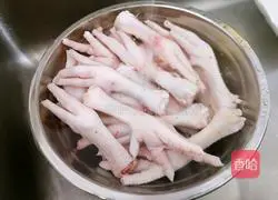 Illustration of how to make boneless hot and sour chicken feet 2