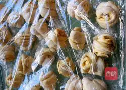 Illustration of how to make large plate of braised chicken rolls 6