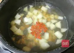 Illustration of how to make peach gum stewed with snow pear 8