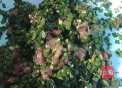 Illustration of how to make willow leaf dumplings 1