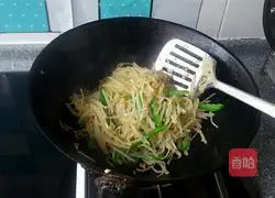 Illustration of how to make spicy pepper and potato shreds 6