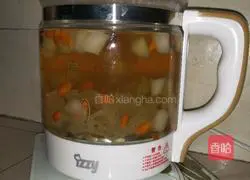 Illustration of how to make rock sugar, snow pear and white fungus soup 3