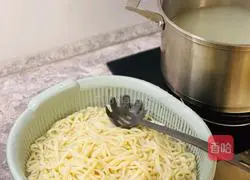 Illustration of how to make scallion oil noodles 5