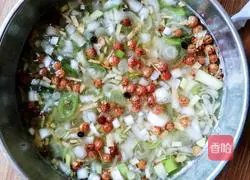 Illustration of how to make mutton and leek dumplings 3